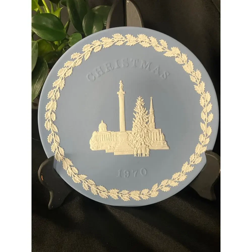 2 Blue Wedgwood Jasperware Christmas Plates 1970 & 1986 - Yellowing - Picture 6 of 9